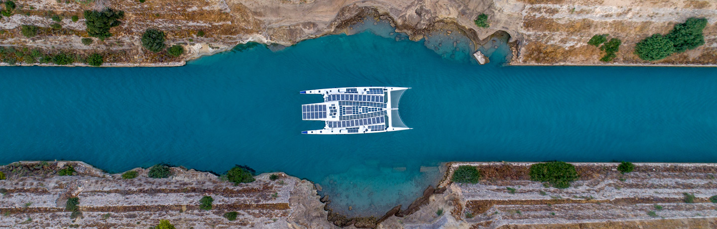 El barco Energy Observer funciona utilizando hidrógeno renovable.